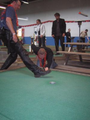 Turen er gået videre, Folket er klar til minigolf
