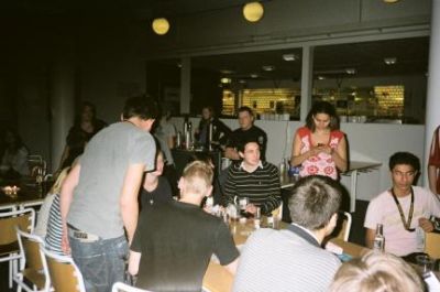 Et kig op imod baren
