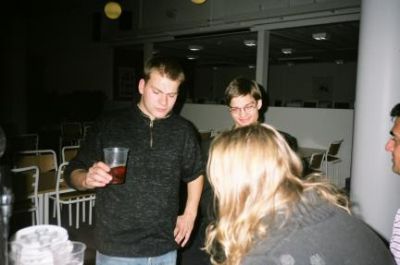 John er kommet på besøg i baren
