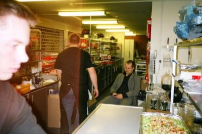 Forberedelserne til lørdag aftens festmiddag er igang, og Kaufmann giver en hånd med
