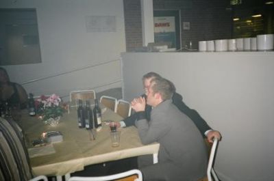 Kaufmann er kommet ud til festen, her med Dan Holt
