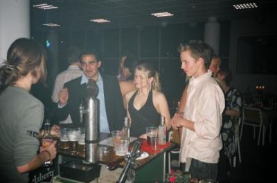 Shawn fører sig frem i baren
