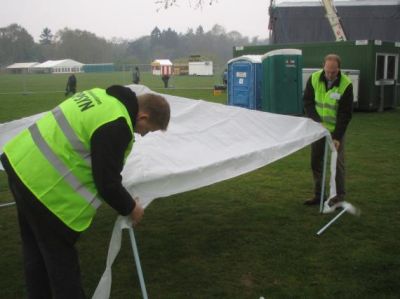 og straks går Erling og Ruben igang med at sætte pavillioner op
