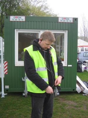 Erling er færdig og prøver at får styr på tøj og radio

