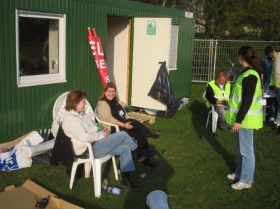 Karin har stadig styr på vognen, nu bare ude i solen
