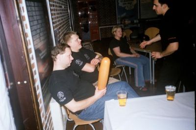 Steen og Dixen er på plads ved siden af baren, Steen hvad laver den ballon der???
