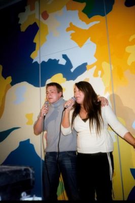 imens at der synges videre, her Josefine og John (Lennon???)
