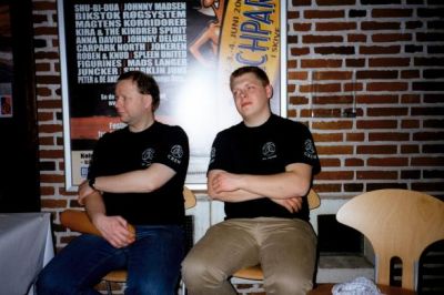 Steen og Dixen er stadig på plads ved siden af baren
