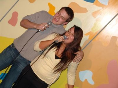 John og Josephine er også oppe og synge
