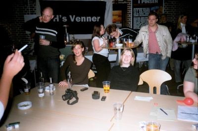 Annette og Heidi har fundet et par gode pladser tæt på baren
