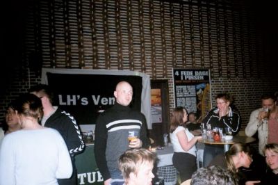 Bjarne er i sikker nærhed af baren
