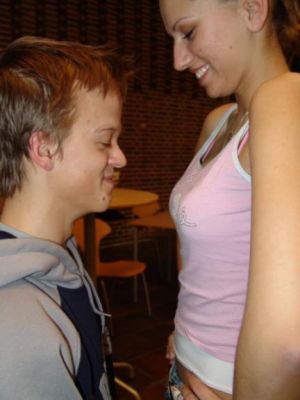 Simon demonstre at der er vise fordele ved at ikke være så høj
