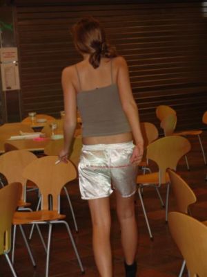 Annette var vist endentlig på vej i seng, men en smøg skal man jo lige nå at ha
