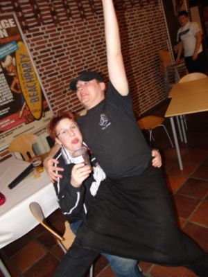 Folket fejre stadig aftens slutning
