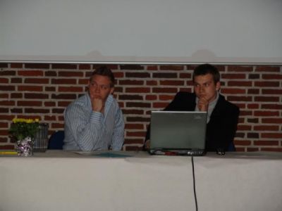 imens der lyttes til oppe fra dirigentbordet
