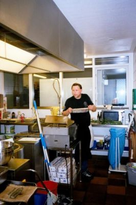 Så er det lige før, at Steen er færdig med maden
