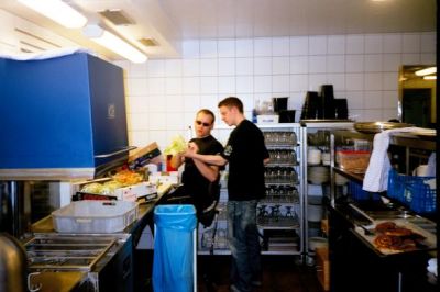 Folket snitter dog stadig salat
