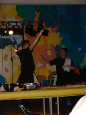 Kokkene Dixen og Loft udfører en lille dans bag serveringsbordet
