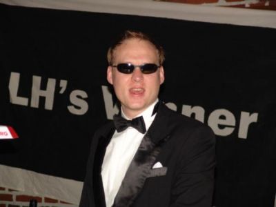 Folket er stadig klar bag baren
