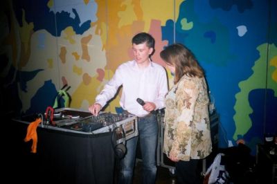 Imens er Karin kommet i DJ-lære hos Stig
