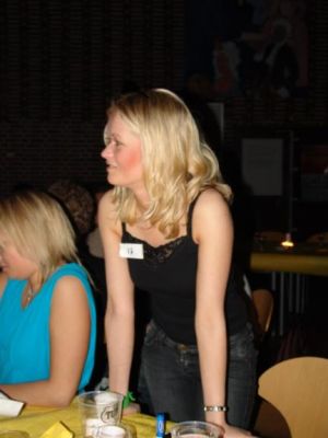 Michelle forsøger at følge med i den fantastiske, superbe, overdådige underholdning
