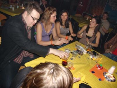 Lasse styrer party pigerne
