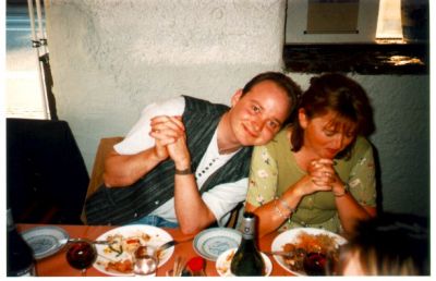 Michael Ottosen "hygger sig" sammen med Anja Finne-Larsson
