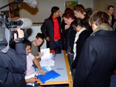 Verdenspressen er mødt frem for at dække indtjekningen....
