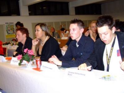 mens deltagerne lytter efter
