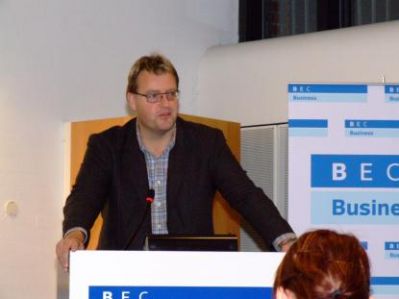 Skolens forstander, Ingo byder velkommen
