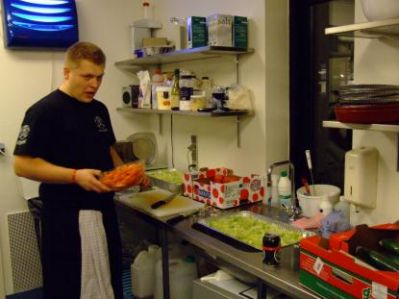 I køkkenet er Dixen igang med aftensmaden
