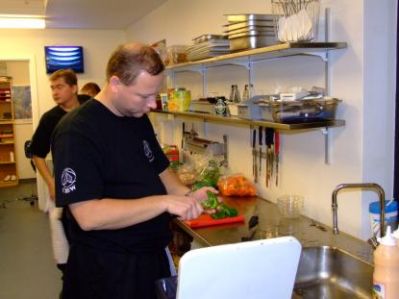 Steen knokler også i køkkenet for at få maden klar
