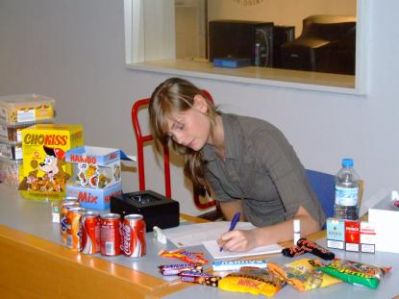 Annette Svensson passer kiosken
