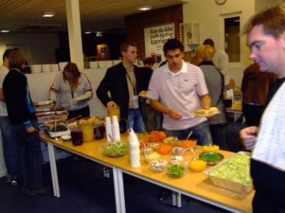 Så er det blevet tid til aftensmaden, Shawn er straks klar
