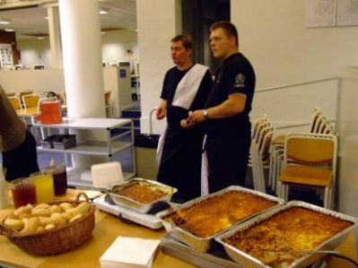 Kokkene Loft og Dixen overvåger maden
