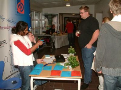 Deltagerne er begyndt at komme, Malene og Per har travlt med indtjekningen
