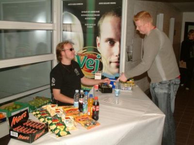 og Folket har åbnet kiosken
