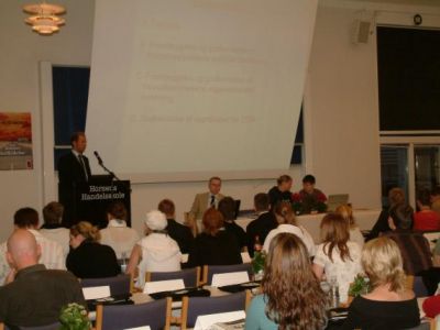 Mødet er i gang, og Kaufmann er klar på talerstolen
