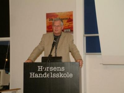Svend Aage Hansen, formand for bestyrelsen på Horsens Handelsskole siger velkommen

