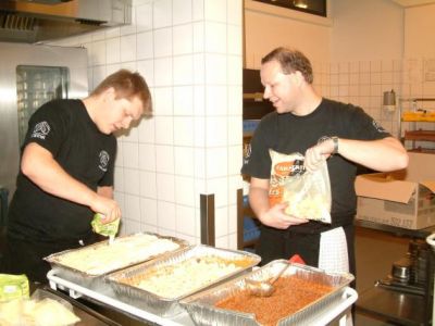 Imens er Dixen og Steen ved at ligge sidste hånd på aftensmaden
