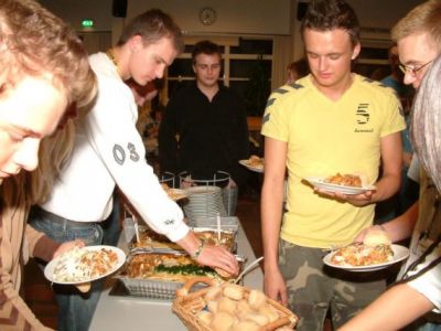 som deltagerne straks kaster sig over
