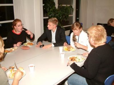 Så spises de, Mathias kan dog åbenbart ikke lide maden....
