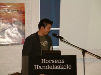 Tilbage i mødesalen, Rune fra Århus er på talerstolen
