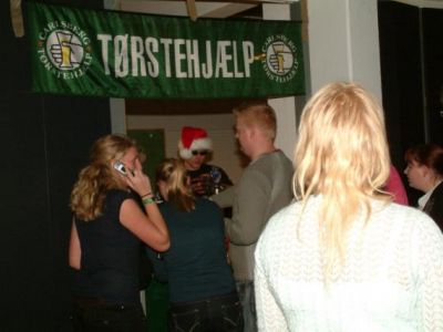 Mødet er slut og straks er der kø i baren
