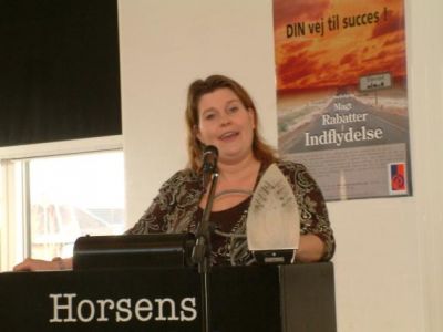 Præsidenten igen på talerstolen og fortælle om Vennernes stryge service
