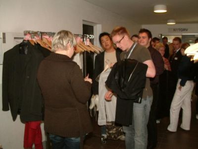 og tøjet vælter ind til styge servicen
