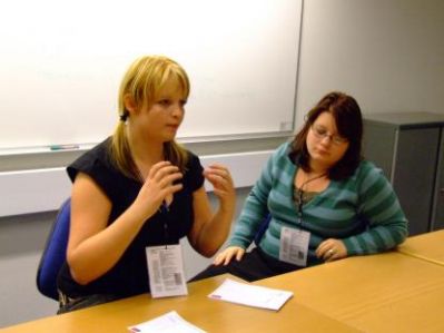 Bodil og Katrine tegner og fortæller
