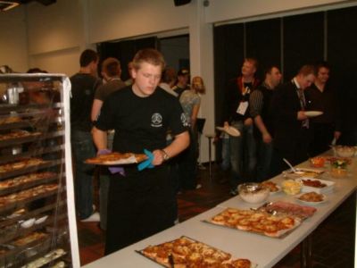 imens Dixen servere frokost
