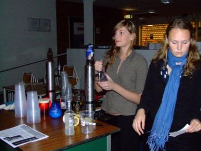 I baren er Annette og Karen klar til skænke årets første julebryg op
