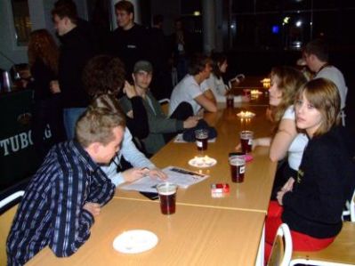 Et kig op imod baren
